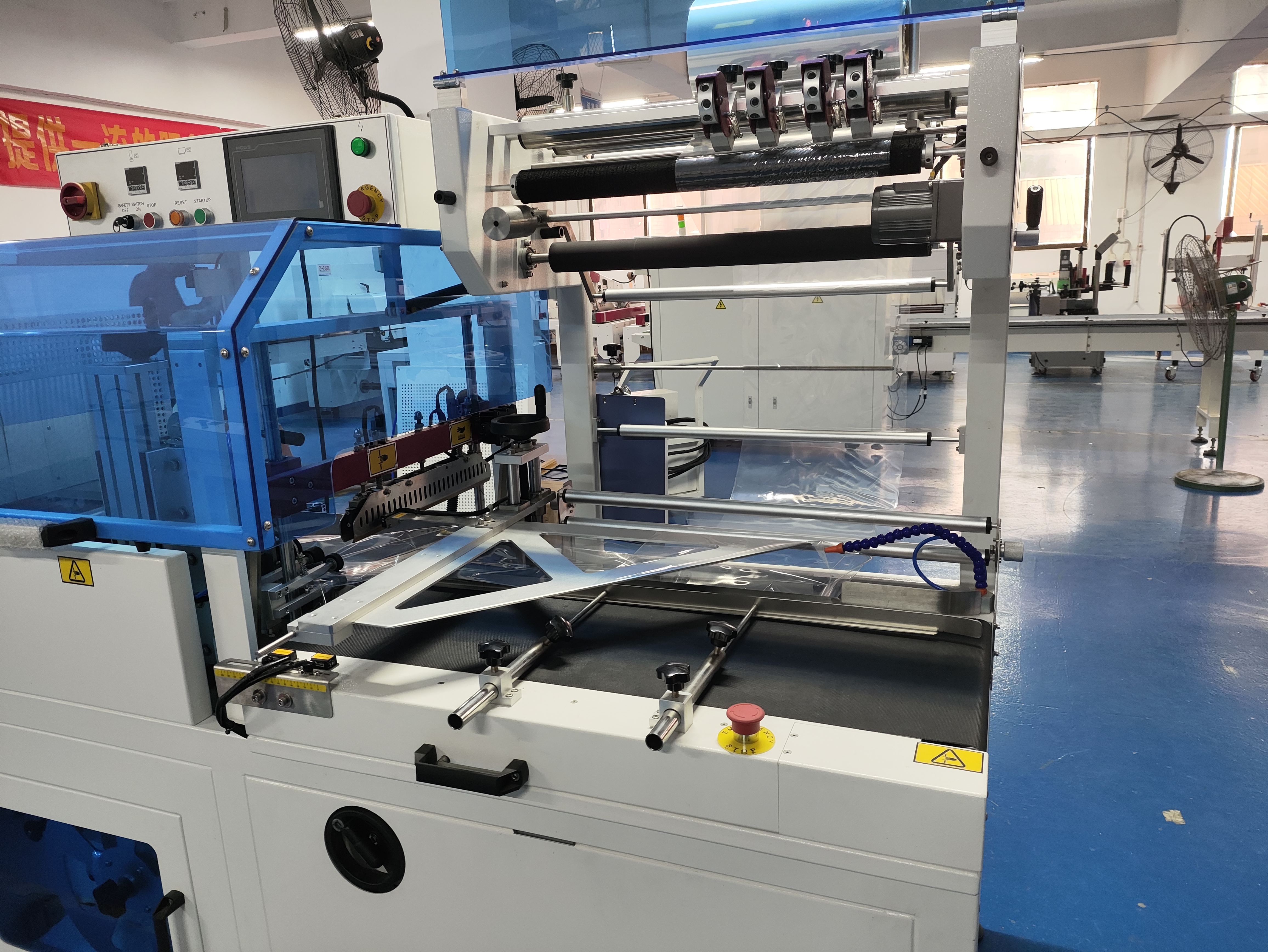 Automatic POF/PE Film L Typus Sealer cuniculum Caloris Shrinking Packaging Machina